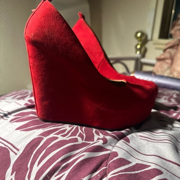 Red pumps - Picture 2 of 5